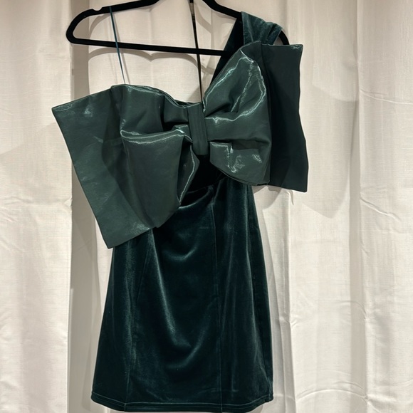Nasty Gal Dresses & Skirts - Nasty Gal Contrast One Shoulder Bow Velvet Mini Dress Dark Green Size 0 …